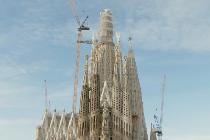 La icónica basílica de Barcelona completa la estructura de su torre principal, elevándose a 172,5 metros y consolidándose como uno de los templos más emblemáticos del mundo