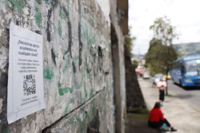 En los alrededores de la Facultad hay anuncios con opciones de ayuda para los estudiantes.
