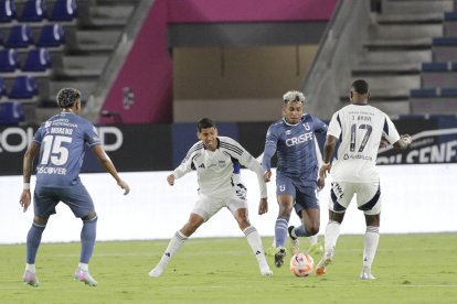 Emelec y Universidad Católica durante un partido de la LigaPro 2025.