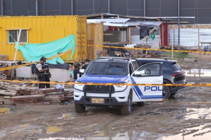 El vehículo quedó dentro de una obra junto a la plaza comercial.