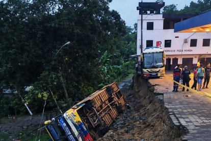 Por un socavón, un bus terminó volcado y enlodado en el cantón Olmedo.