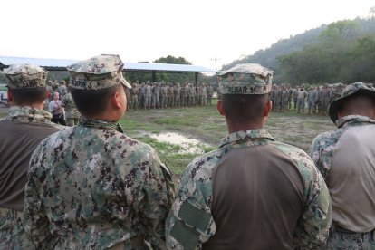 Órdenes y aliento. Antes de cada incursión, forman en la Base Naval San Eduardo para recibir instrucciones precisas sobre el operativo. Sus mandos también les dan palabras de motivación antes de salir nuevamente a patrullar zonas de riesgo.