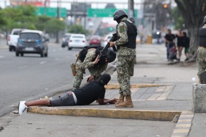 Control y procedimientos. En redadas y revisiones hallan de todo. Tras cada intervención, leen los derechos a retenidos y explican el procedimiento que ejecutan.