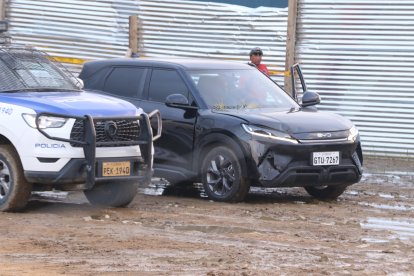 El vehículo BYD presentaba daños en la carrocería del lado derecho.