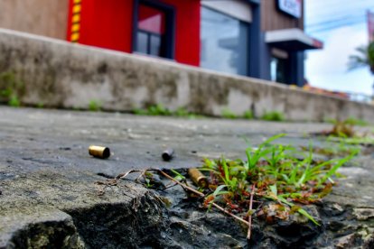 Indicios balísticos quedaron esparcidos en el estacionamiento de la vía a Daule, en Guayaquil.
