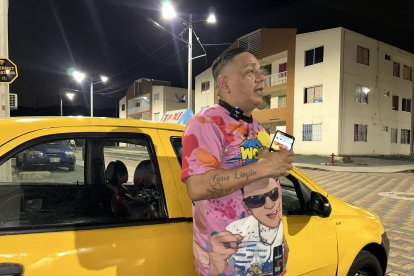 Danny realiza una transmisión en vivo durante una noche en Socio Vivienda.