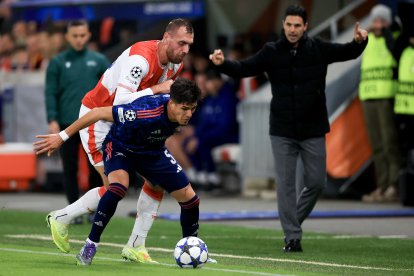 Piero Hincapié es titular en la defensa de Arsenal.