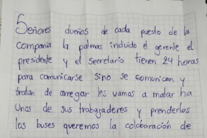 Un panfleto con amenazas fue dejado dentro de un bus en Esmeraldas, intensificando la preocupación del gremio transportista y la ciudadanía.