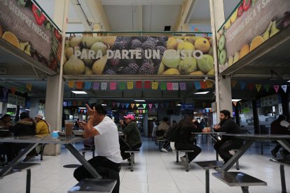 En el mercado Central, hay varios puestos donde venden comida con pescado.
