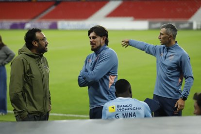 Diego Martínez (c), DT de Católica esperando en el estadio Rodrigo Paz Delgado.