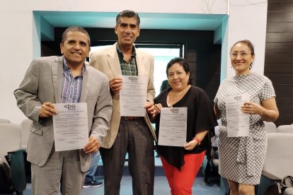 Napoleón Dómenech y varios colegas cuando recibieron un homenaje.