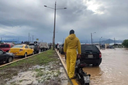 Las clases presenciales en Santa Rosa se suspendieron ante la inundación en gran parte del cantón.