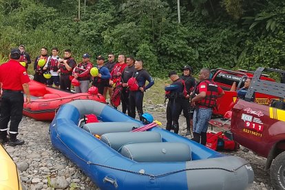 Rescatistas del Cuerpo de Bomberos de Quinindé, junto al ECU-911, preparan equipos y botes inflables para continuar la búsqueda en el río Blanco.