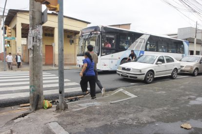 En el sitio quedaron restos desprendidos del vehículo blanco del ataque.
