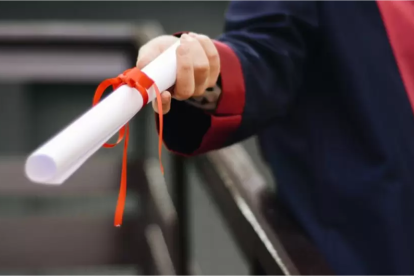 Las becas están dirigidas para jóvenes mayores de 18 años.