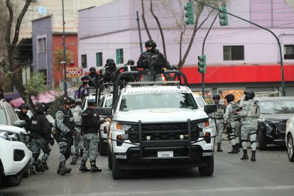 Integrantes de la Guardia Nacional resguardan la zona donde trasladaron el cuerpo de Nemesio Rubén Oseguera Cervantes, alias El Mencho, líder del Cártel Jalisco Nueva Generación (CJNG).