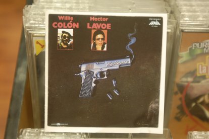 Vigilante es un disco que vio la luz en 1983. La voz principal del disco fue Héctor Lavoe.