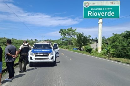 Agentes de la Policía Nacional inspeccionan el ingreso al cantón Rioverde, tras el siniestro registrado en la vía E-15, mientras se levantan los primeros indicios.