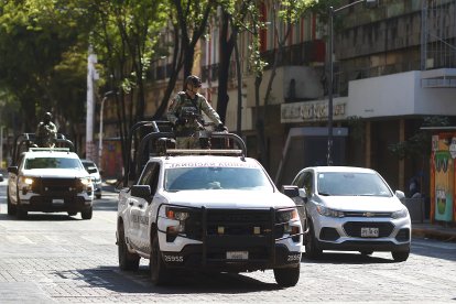 Integrantes de la Guardia Nacional patrullan este lunes, en Guadalajara (México). Guadalajara amaneció con una aparente calma, con casi todos los negocios cerrados y la suspensión de las clases de educación.