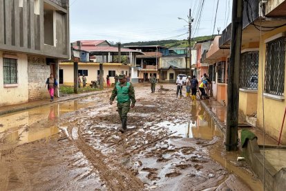 Viviendas anegadas en el sector Algarrobillo, en Celica, tras el desbordamiento de quebradas provocado por las intensas lluvias.