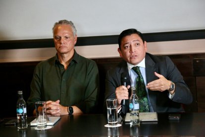Esteban Paz (izq.) y el abogado David López.