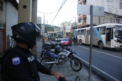 Policías refuerzan sus tareas en el centro de Guayaquil tras sucesos violentos recientes.