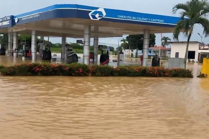 Las fuertes precipitaciones anegaron la vía Panamericana.