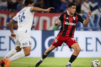 Kendry Páez (d) domina el balón en el duelo entre Vélez y River Plate.