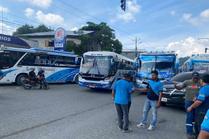 Choferes y buses de la cooperativa Las Palmas se concentran en Esmeraldas, en medio de la tensión por las amenazas extorsivas que afectan la movilidad urbana.