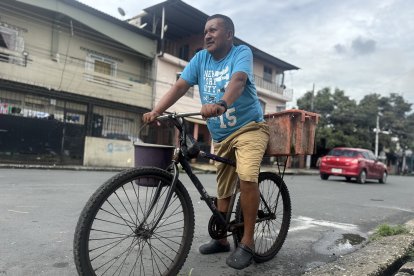 La bicicleta es el medio de transporte que Kléber usa.