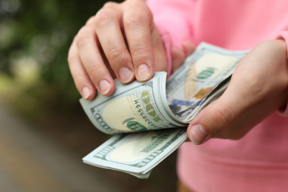 El bono escolar o décimo cuarto sueldo 2026 se paga hasta el 15 de marzo en Costa y Galápagos y hasta el 15 de agosto en Sierra y Amazonía.