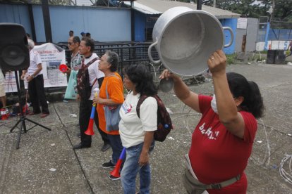 La visita se cumple desde las 11:00 y en los exteriores se realiza un plantón.