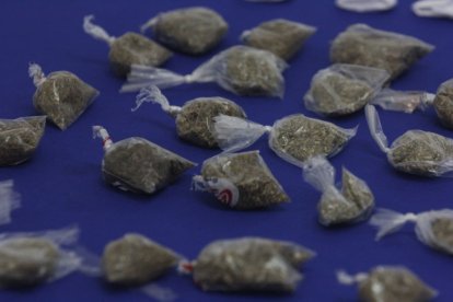 En poder de uno de los baleados se encontró dosis con sustancias.