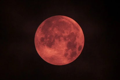 Un eclipse lunar total ocurre cuando el Sol, la Tierra y la Luna se alinean perfectamente
