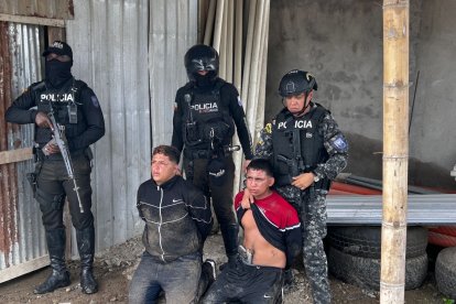Los policías mostraron a dos aprehendidos luego del sicariato.