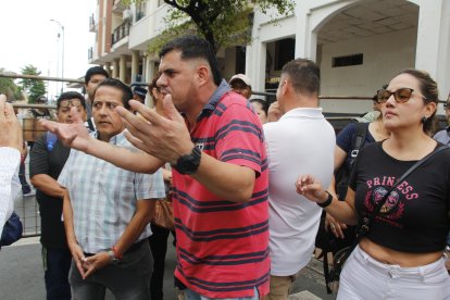 Molestos, damnificados protestaron ante la prensa por la incertidumbre de no volver a sus viviendas.