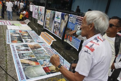 Mientras se realizaba la visita, en los exteriores de la cárcel, familiares de internos exigían mejor atención médica para sus parientes.