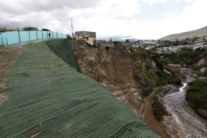 Una malla verde fue puesta sobre la parte más profunda del socavón.