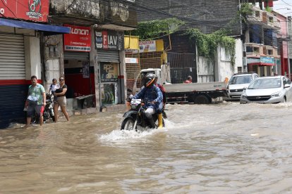 Durán 'bajo el agua': calle anegadas en El Recreo.