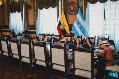 El Concejo de Guayaquil en sesión, con Tatiana Coronel (c) a la cabeza.