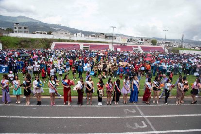 En el estadio de FLQ desfilaron cerca de 2000 personas, de 94 Ligas Barriales de la capital.