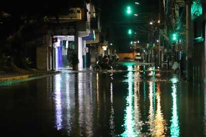 El COE Cantonal declaró la alerta roja en Milagro debido al desbordamiento del río y las intensas lluvias.