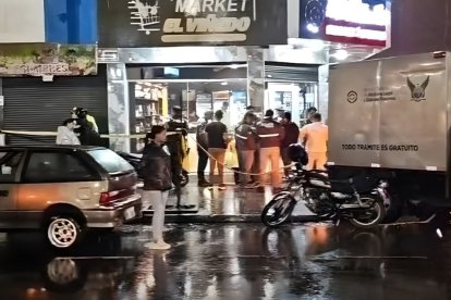 Una persona murió y cuatro resultaron heridos en ataque a licorería en Santo Domingo.