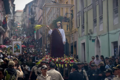 Feligreses asisten a la procesión del Domingo de Ramos en Quito (Ecuador).