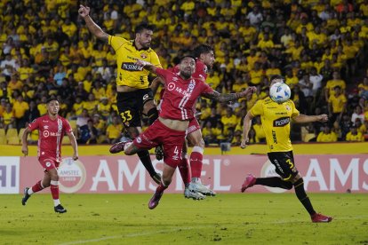 Barcelona SC está obligado a remontar el 1-0 encajado en Guayaquil ante Argentinos Juniors.