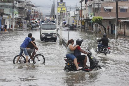 El impacto del invierno también ha dejado daños viales visibles, con baches profundos