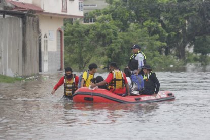 El desbordamiento del río Milagro, tras intensas precipitaciones, obligó al COE cantonal a declarar la alerta roja