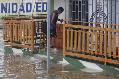 En el casco urbano, nueve intersecciones principales presentaban colapso total del sistema de drenaje