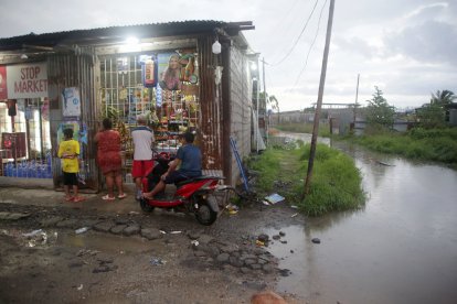 Los negocios de la zona, como el de María, registran bajas ventas, por las calles anegadas.