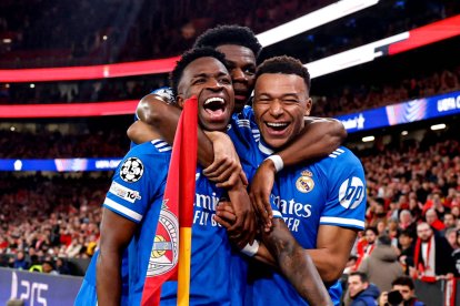 Mbappé (d) se pierde el juego ante Benfica por una molestia en la rodilla